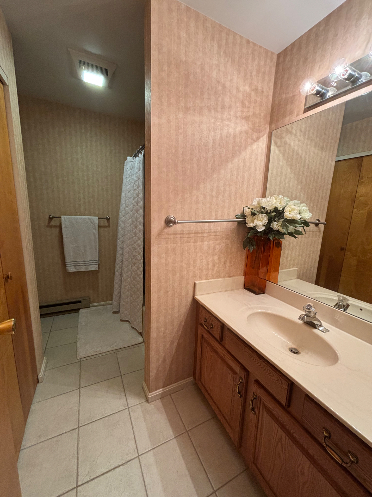Comfortable end unit two-bedroom condo with garage, sunroom, and community pool access - Photo 12