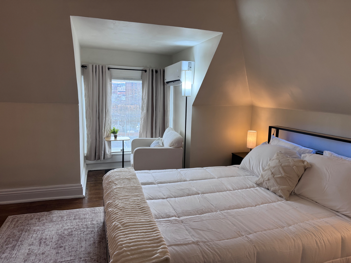 Private Furnished 1-Bedroom with Exclusive Lounge for Travel Professionals | Flexible 3-6 Month Stay - Photo 9