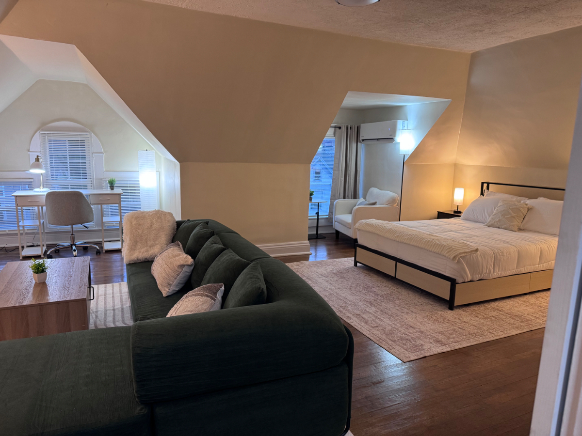 Private Furnished 1-Bedroom with Exclusive Lounge for Travel Professionals | Flexible 3-6 Month Stay - Photo 11