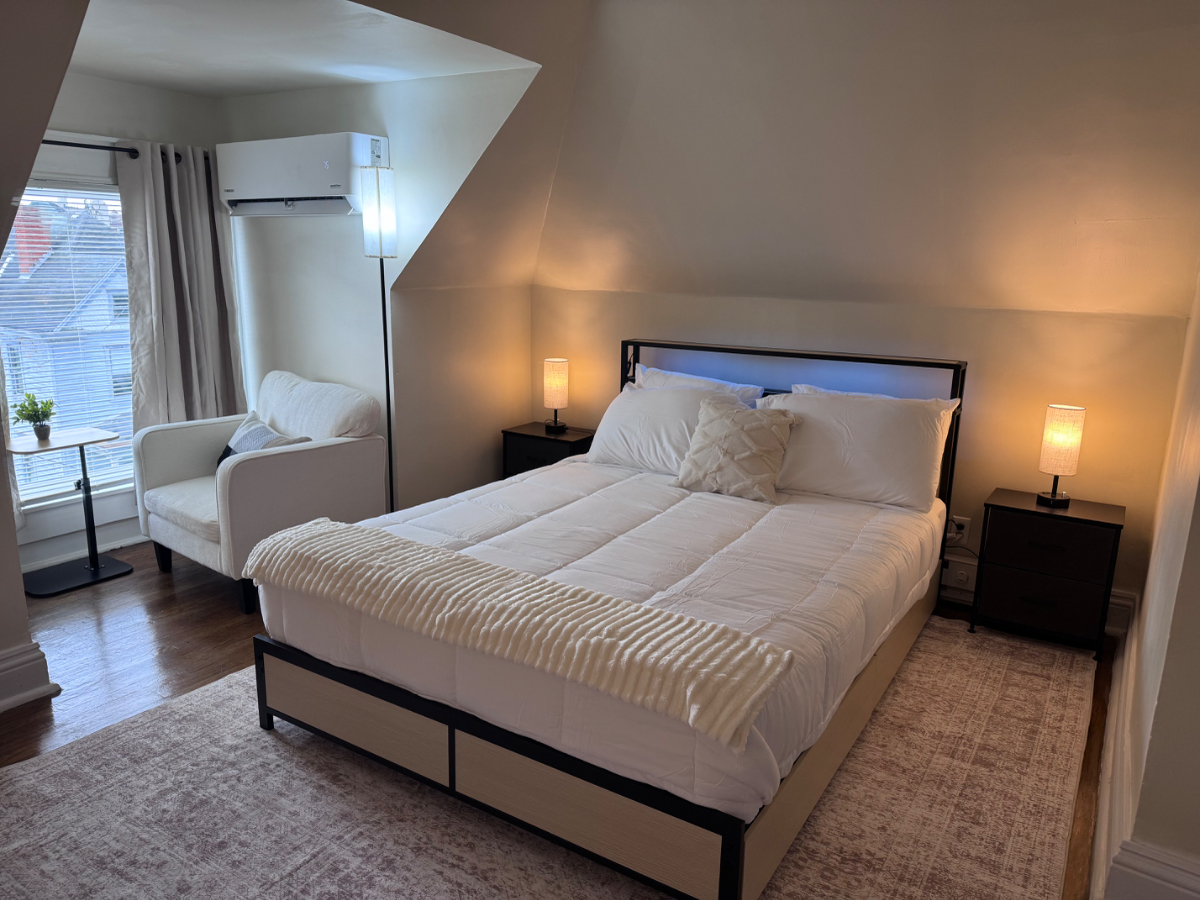 Private Furnished 1-Bedroom with Exclusive Lounge for Travel Professionals | Flexible 3-6 Month Stay - Photo 12