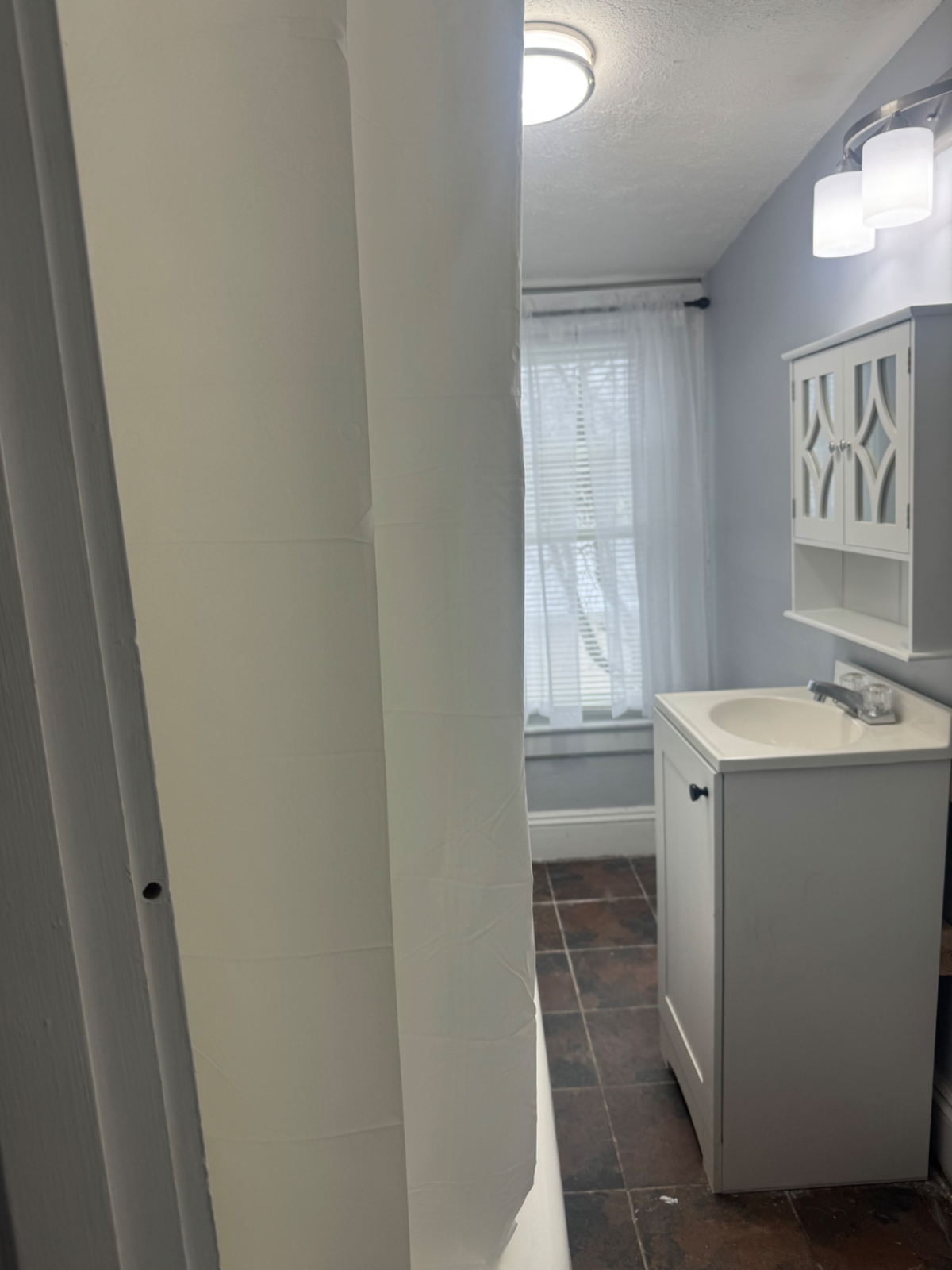 Private Furnished 1-Bedroom with Exclusive Lounge for Travel Professionals | Flexible 3-6 Month Stay - Photo 8