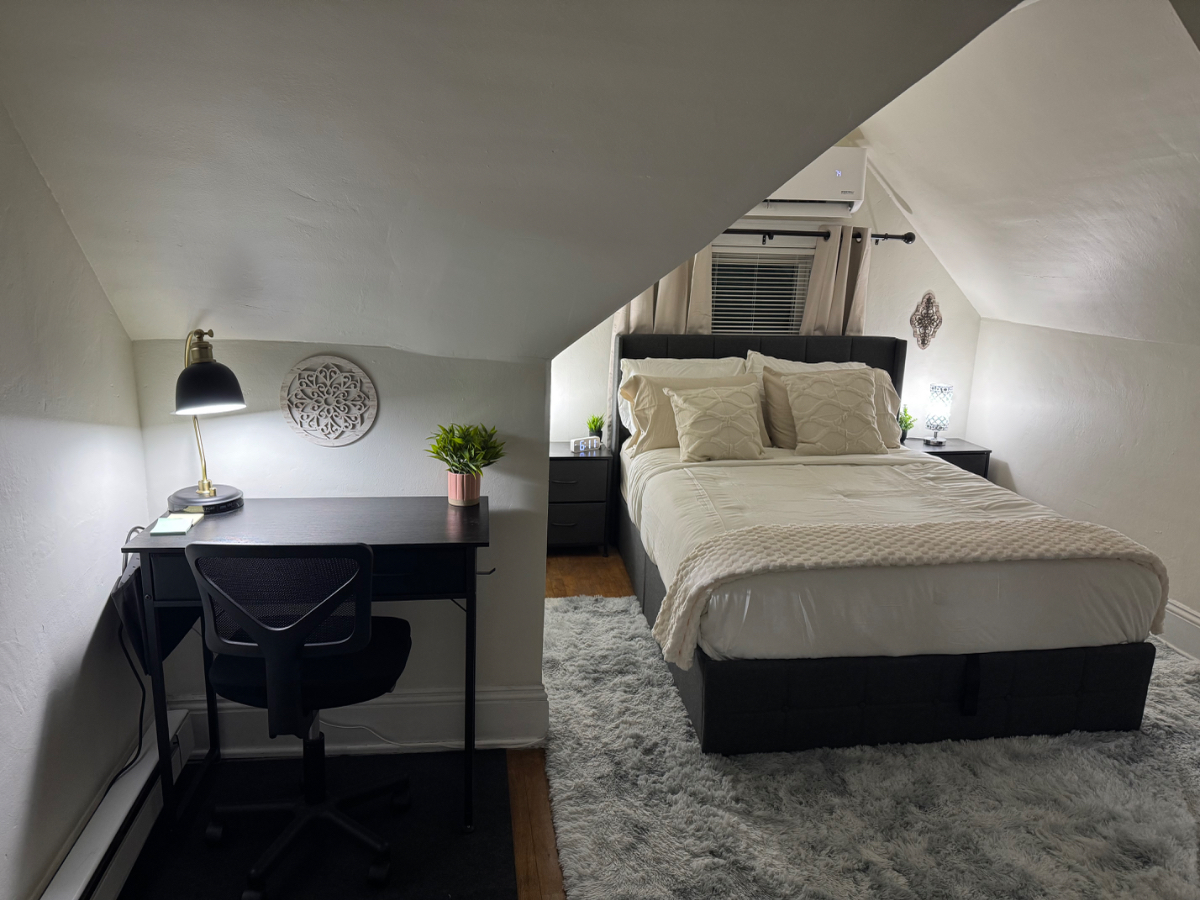 Private Furnished 1-Bedroom with Exclusive Lounge for Travel Professionals | Flexible 3-6 Month Stay - Photo 2