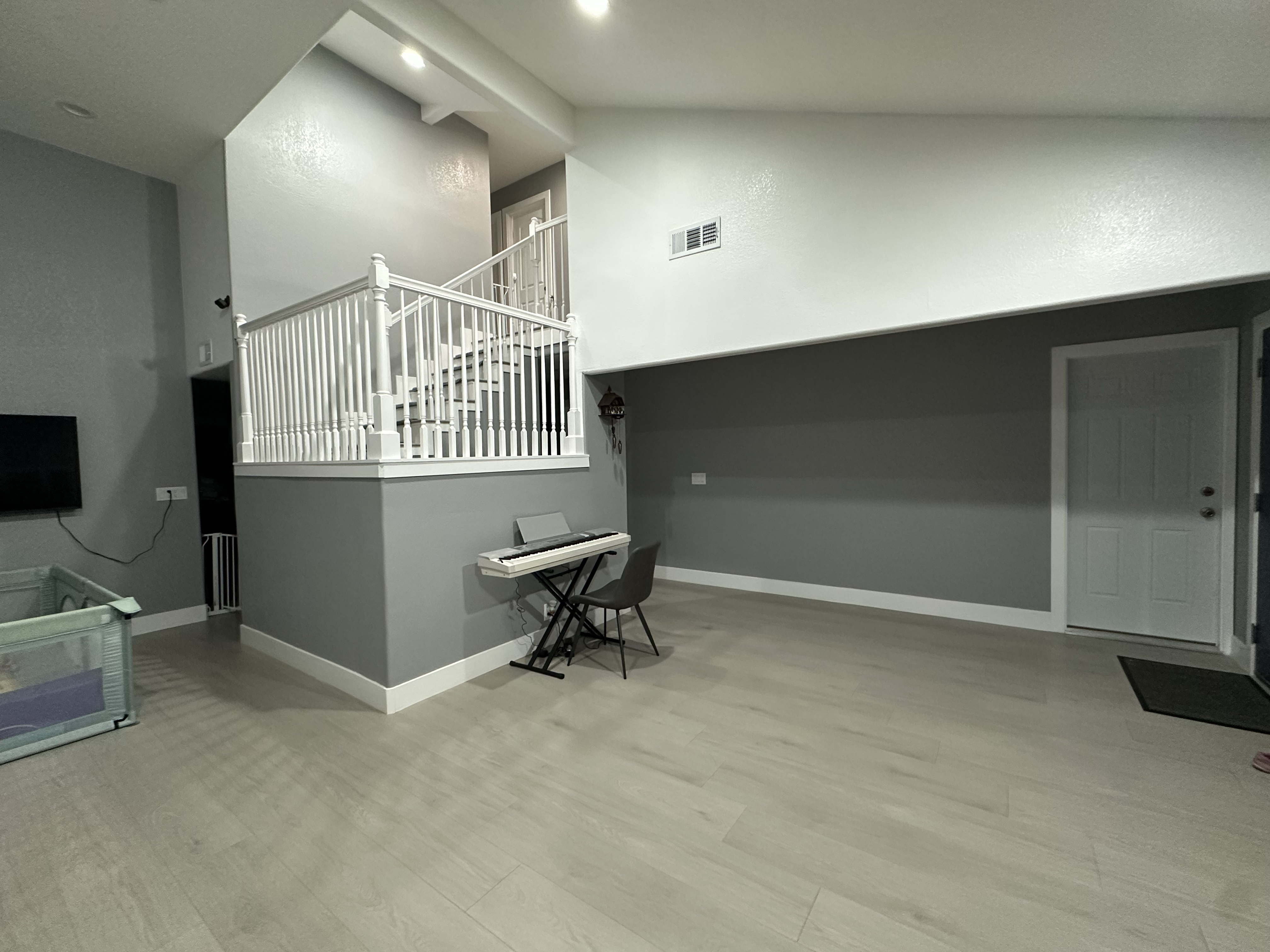 Beautiful spacious master bedroom - friendly & outgoing family! - Photo 6