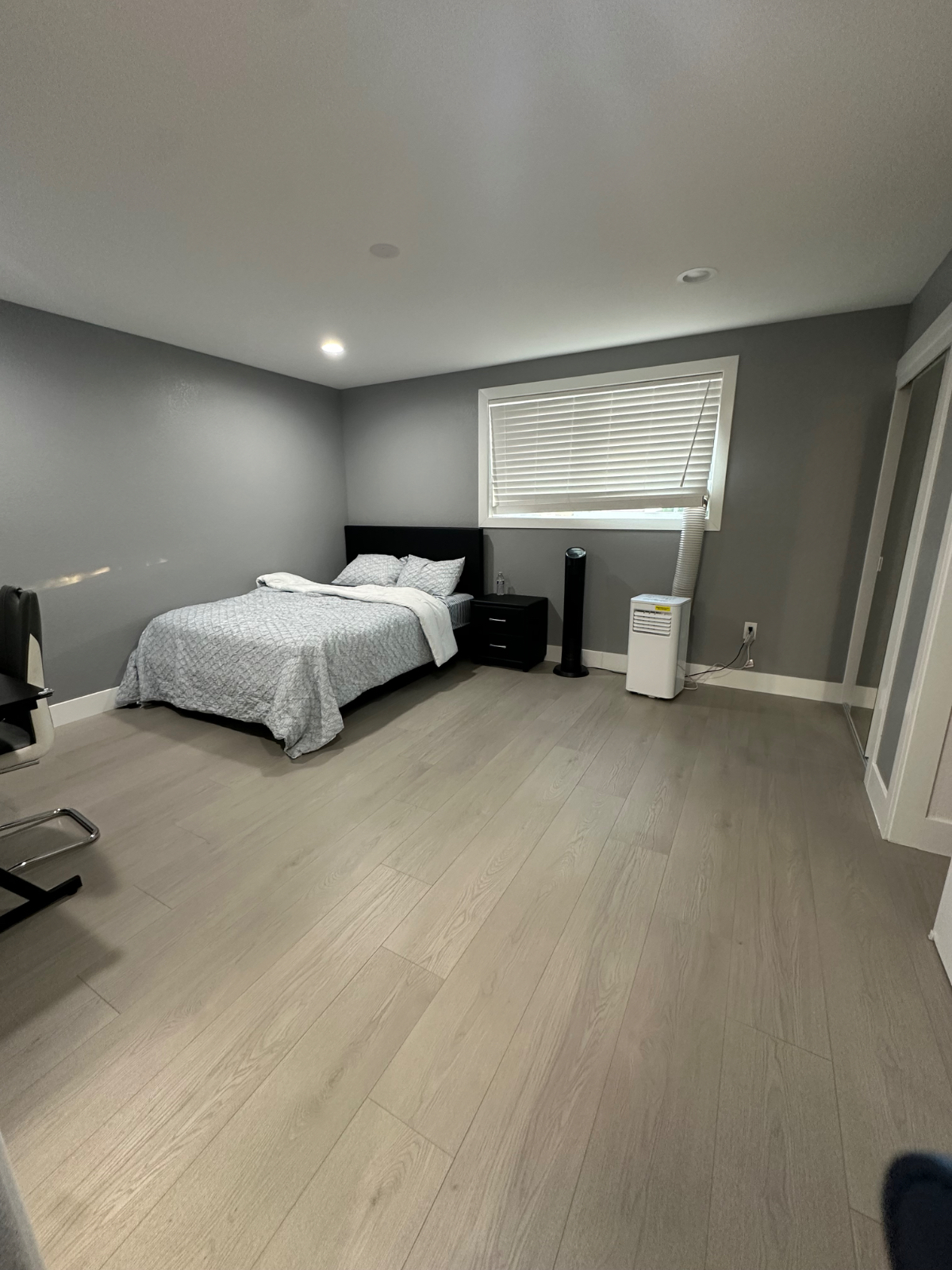 Beautiful spacious master bedroom - friendly & outgoing family! - Photo 4