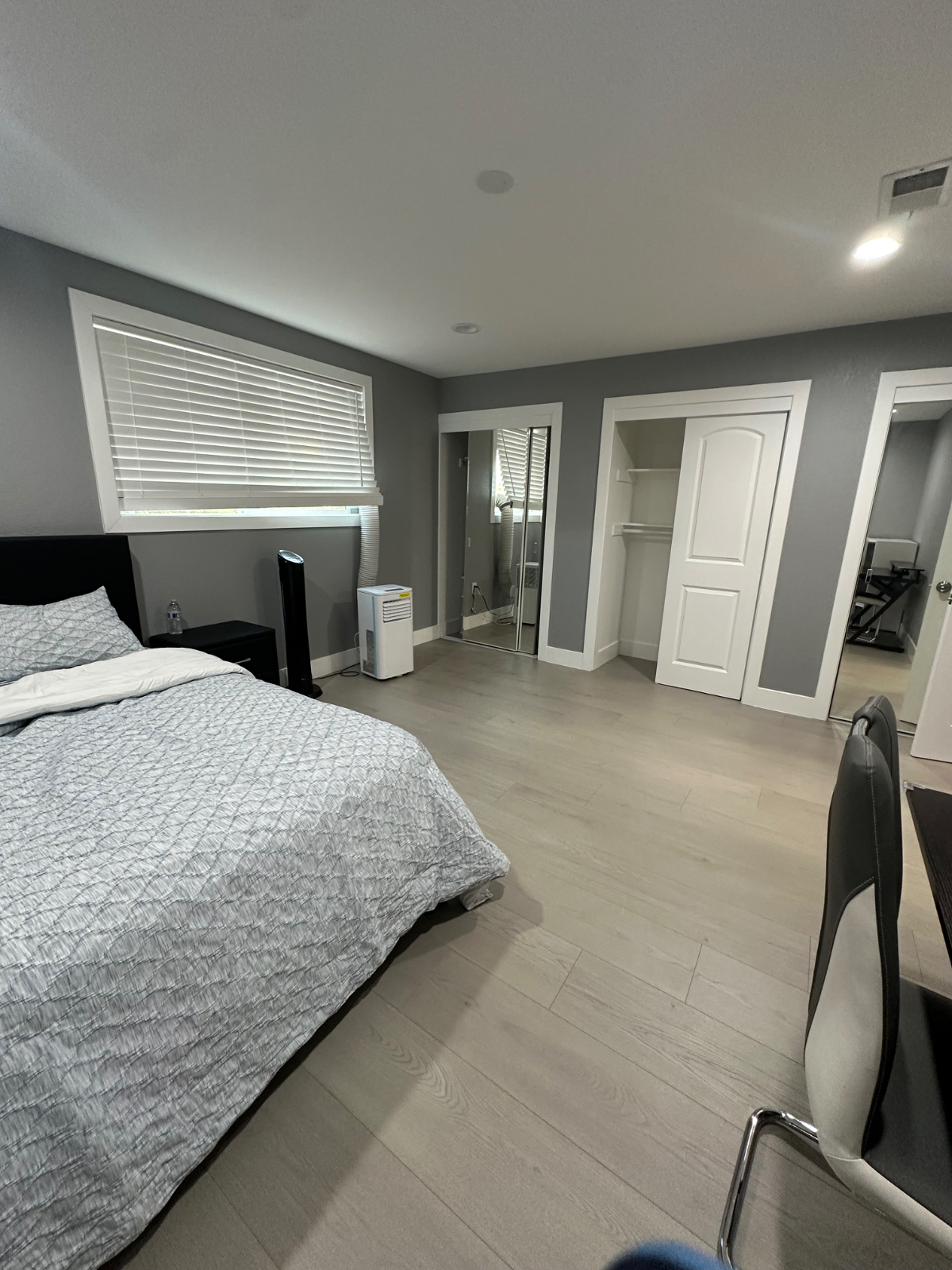 Beautiful spacious master bedroom - friendly & outgoing family! - Photo 3