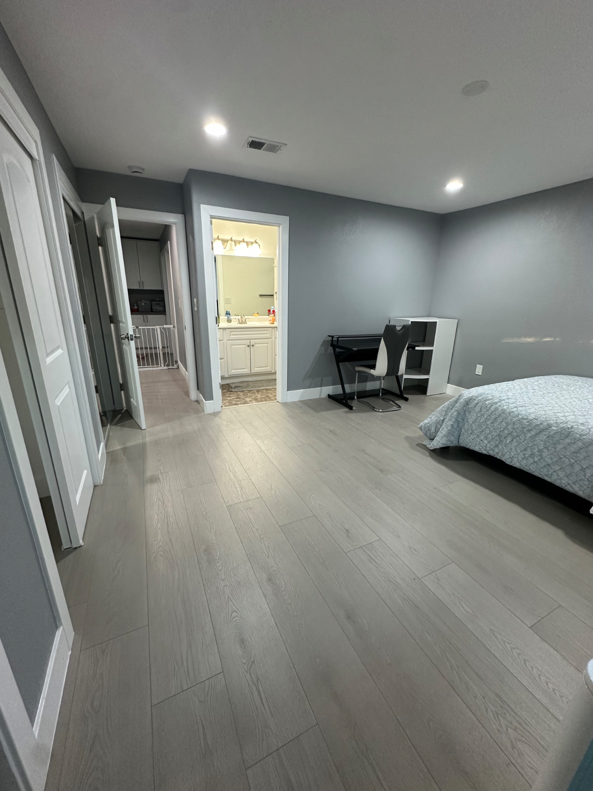 Beautiful spacious master bedroom - friendly & outgoing family! - Photo 1