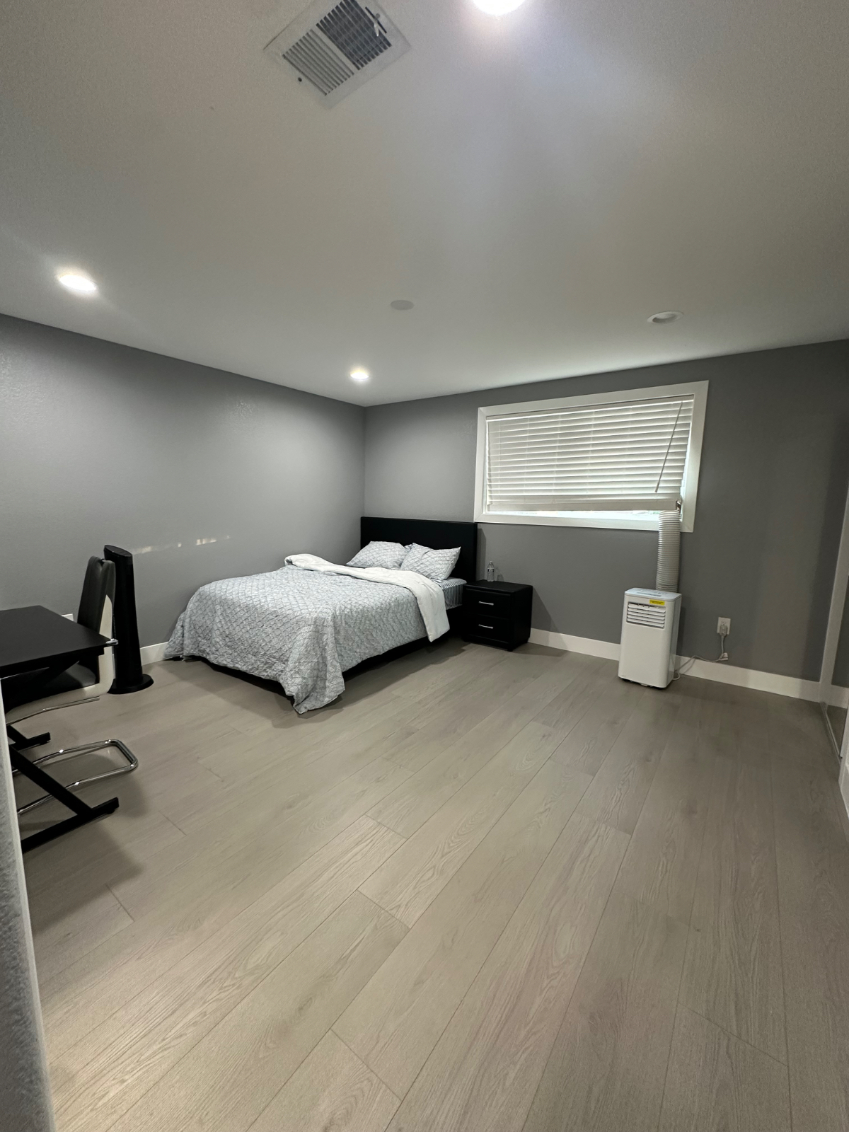 Beautiful spacious master bedroom - friendly & outgoing family! - Photo 2