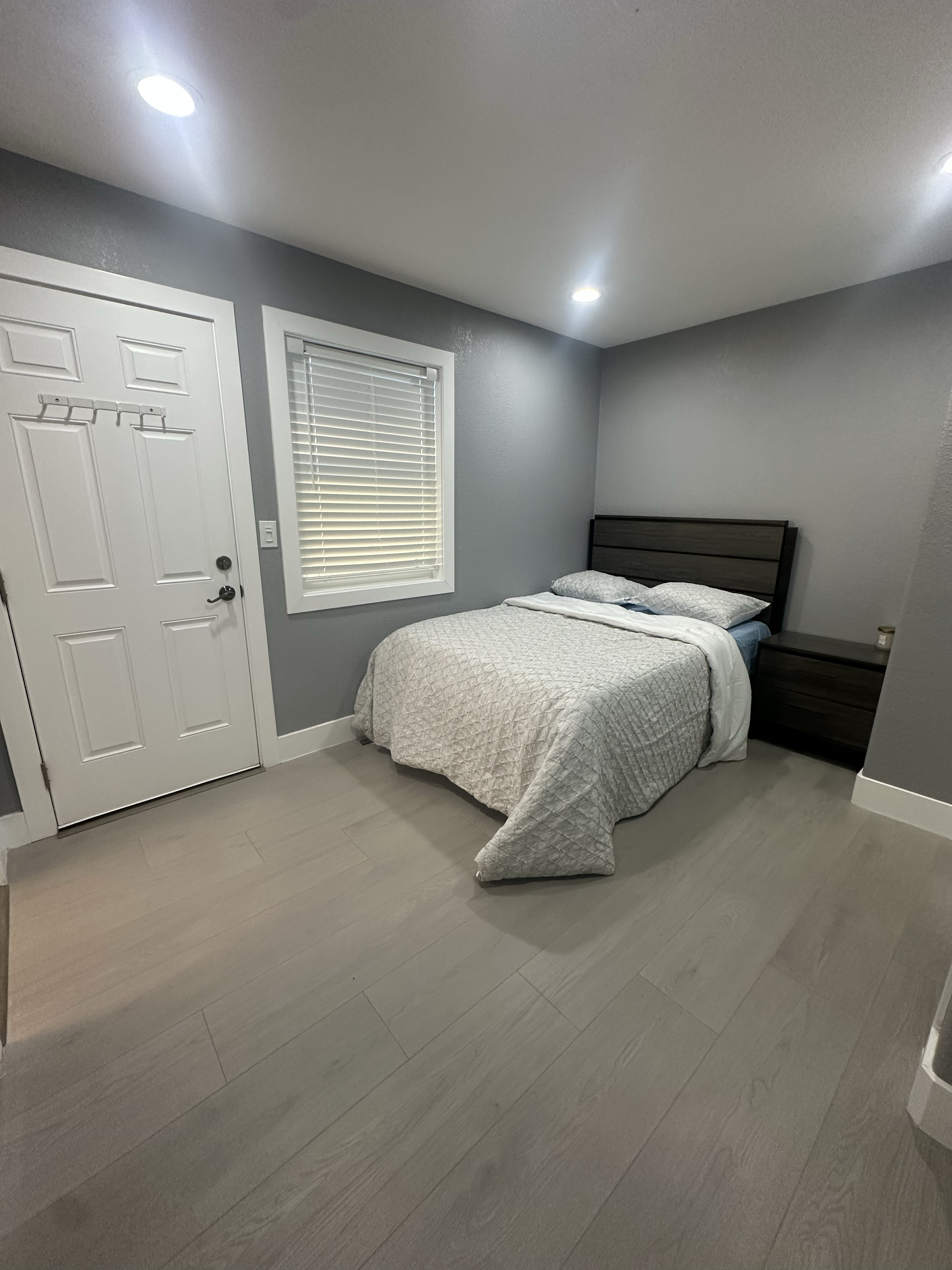 Beautiful spacious master bedroom - friendly & outgoing family! - Photo 2