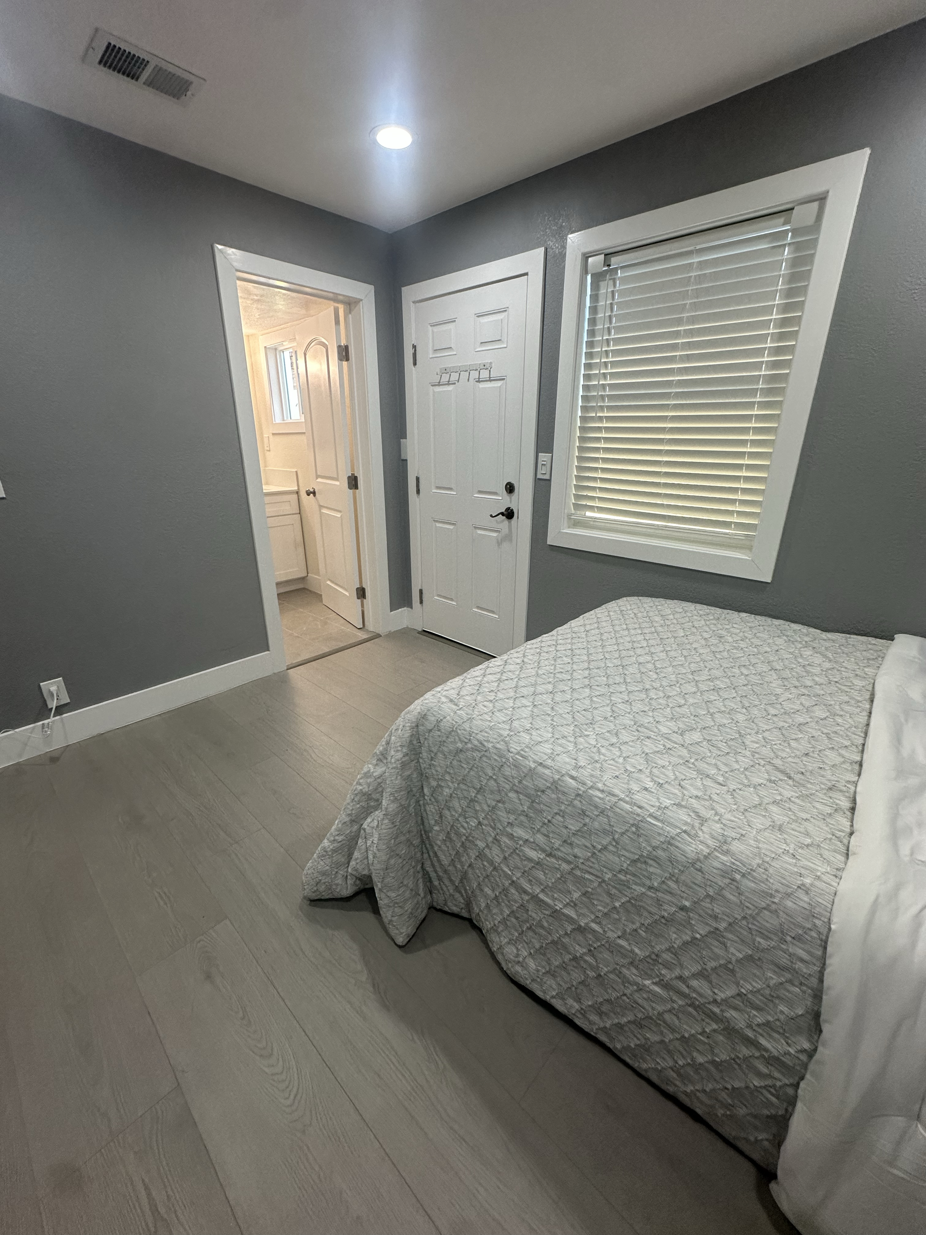 Beautiful spacious master bedroom - friendly & outgoing family! - Photo 1