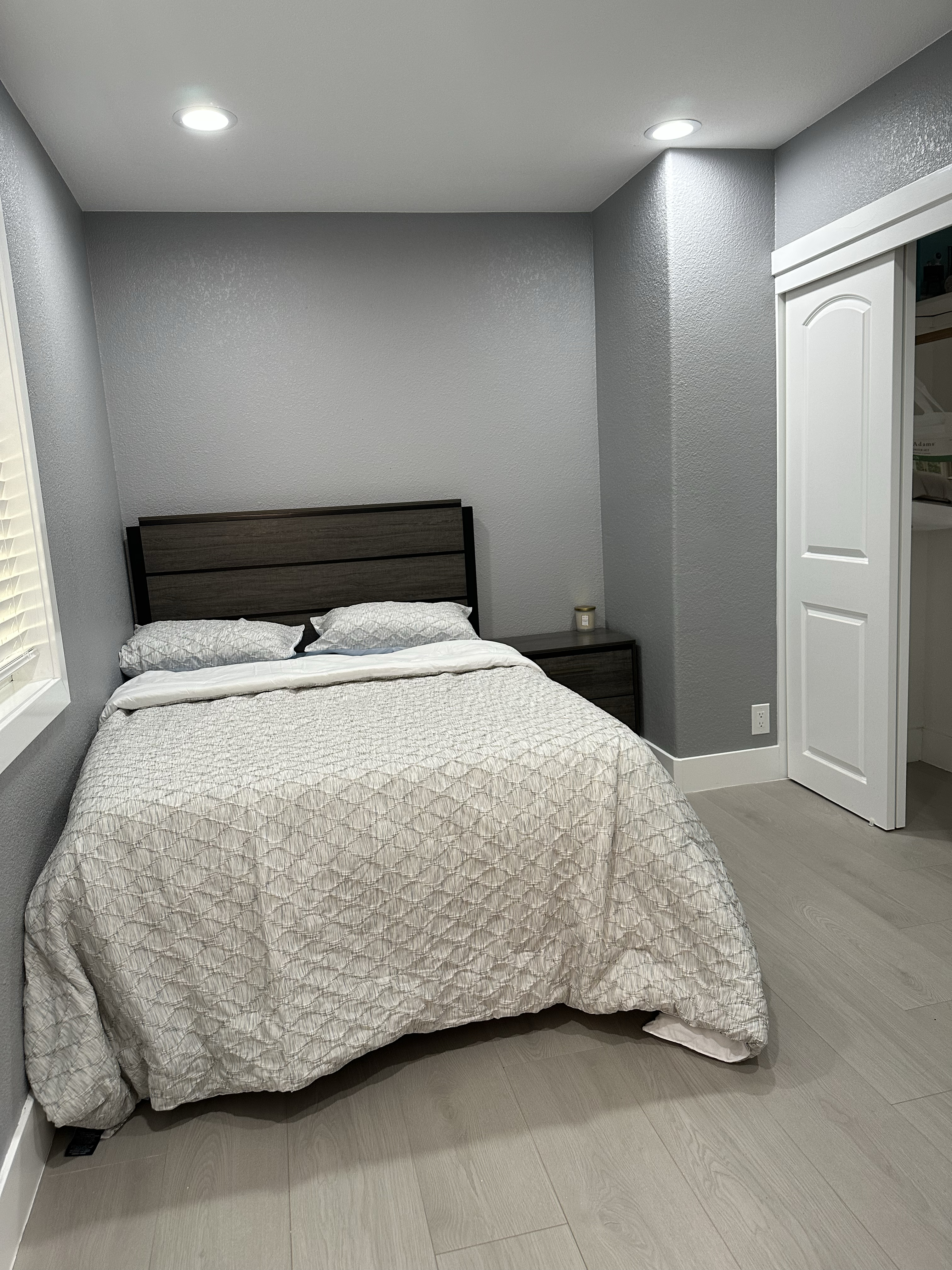 Beautiful spacious master bedroom - friendly & outgoing family! - Photo 4