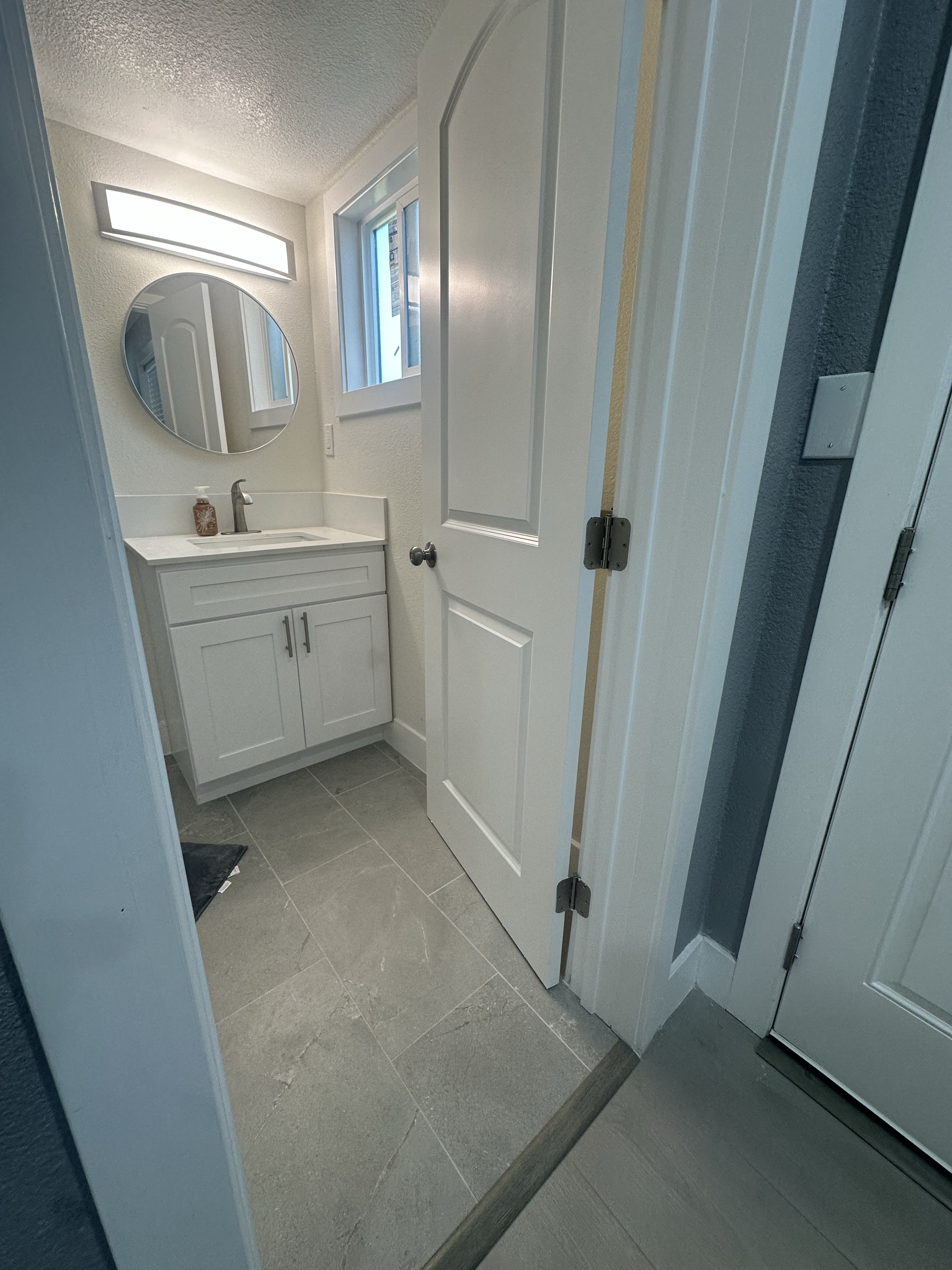 Beautiful spacious master bedroom - friendly & outgoing family! - Photo 5
