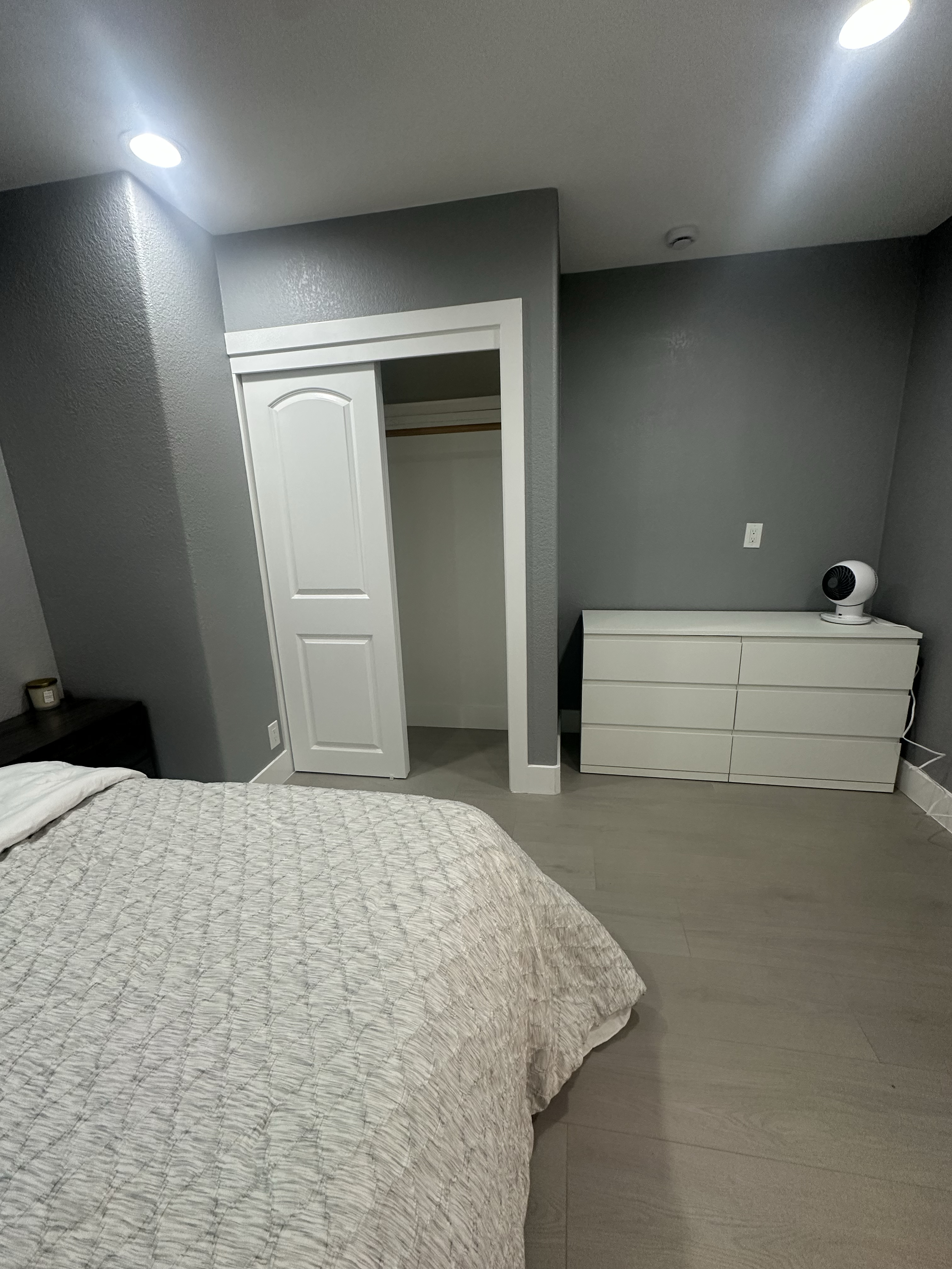 Beautiful spacious master bedroom - friendly & outgoing family! - Photo 3