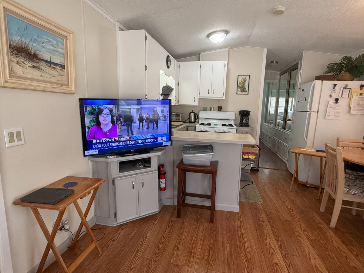Bright Well Maintained Mobile Home In 55 Plus Resort With Prime Location And Comfort - Photo 5