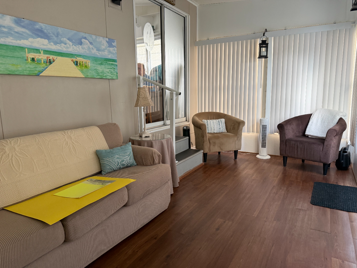 Bright Well Maintained Mobile Home In 55 Plus Resort With Prime Location And Comfort - Photo 11