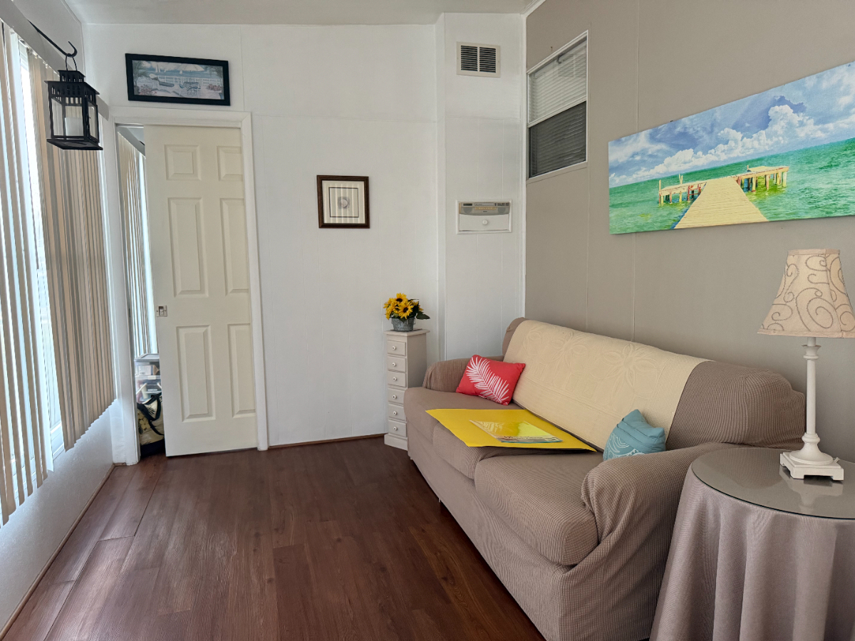 Bright Well Maintained Mobile Home In 55 Plus Resort With Prime Location And Comfort - Photo 12