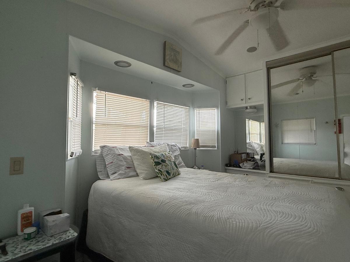 Bright Well Maintained Mobile Home In 55 Plus Resort With Prime Location And Comfort - Photo 10