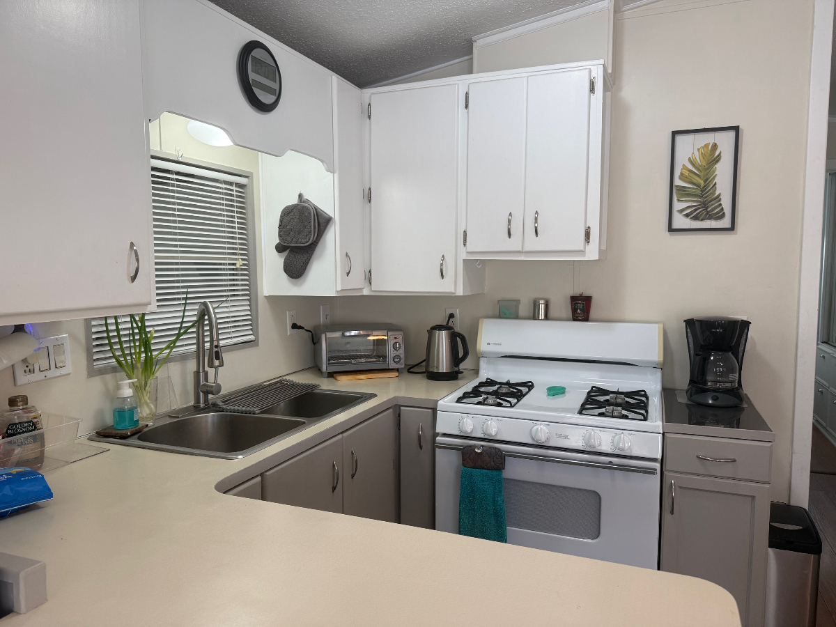 Bright Well Maintained Mobile Home In 55 Plus Resort With Prime Location And Comfort - Photo 6