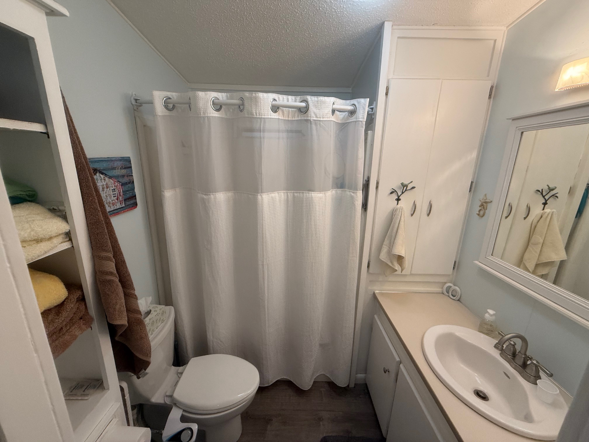 Bright Well Maintained Mobile Home In 55 Plus Resort With Prime Location And Comfort - Photo 8