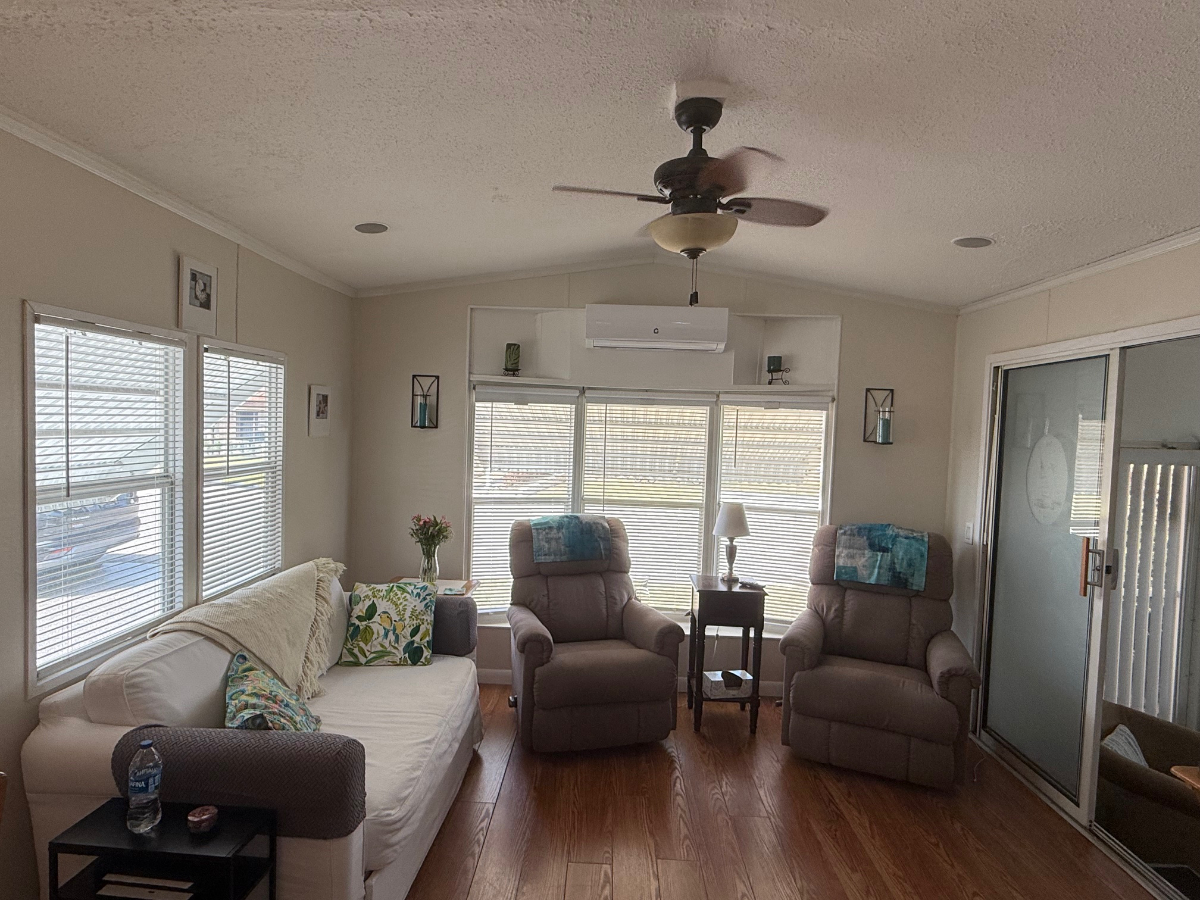 Bright Well Maintained Mobile Home In 55 Plus Resort With Prime Location And Comfort - Photo 4