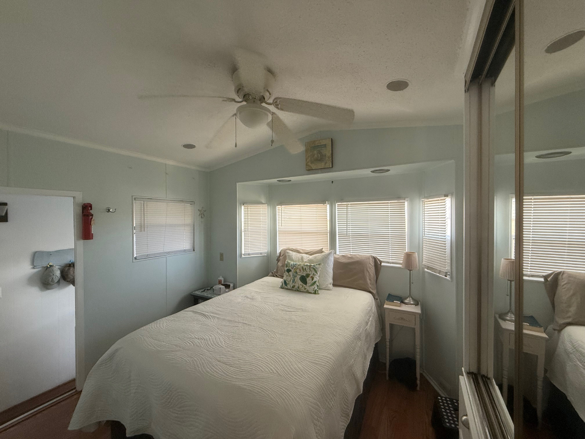 Bright Well Maintained Mobile Home In 55 Plus Resort With Prime Location And Comfort - Photo 9