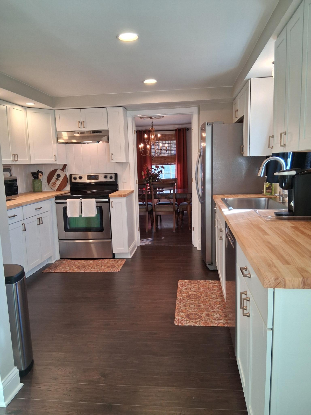 Spacious 4BR Home on Quiet Cul-de-Sac with Screened Porch - Photo 4
