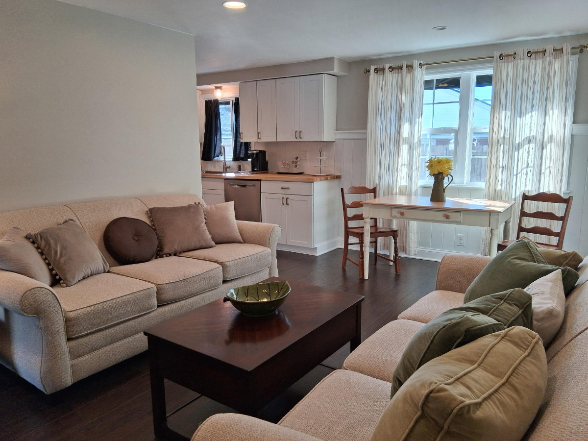 Spacious 4BR Home on Quiet Cul-de-Sac with Screened Porch - Photo 3