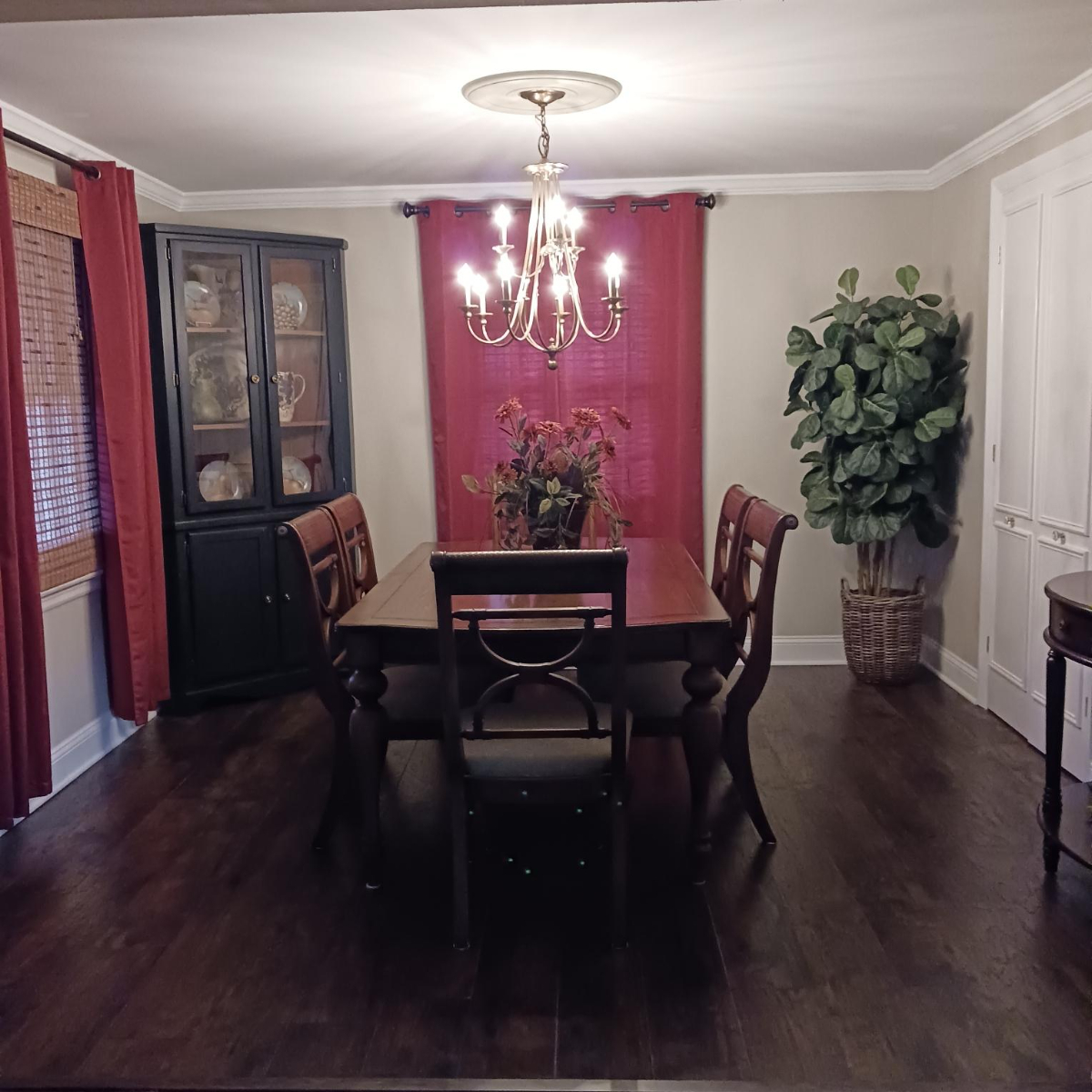 Spacious 4BR Home on Quiet Cul-de-Sac with Screened Porch - Photo 5