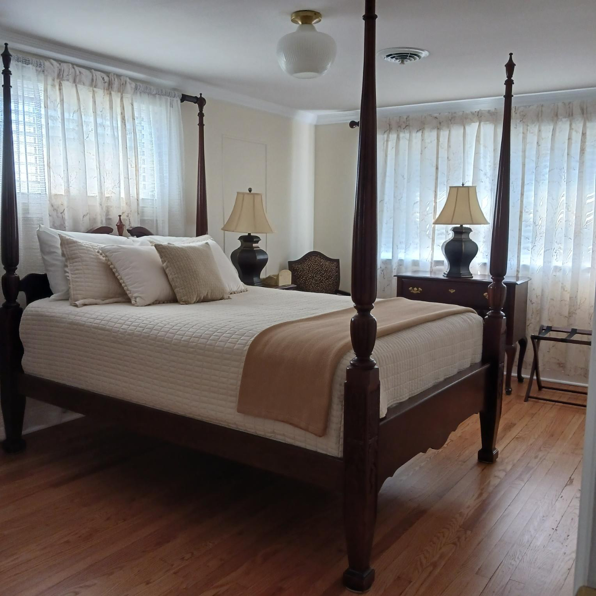 Spacious 4BR Home on Quiet Cul-de-Sac with Screened Porch - Photo 10