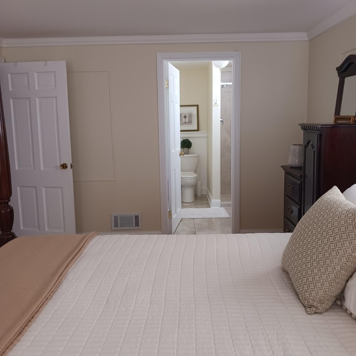 Spacious 4BR Home on Quiet Cul-de-Sac with Screened Porch - Photo 12