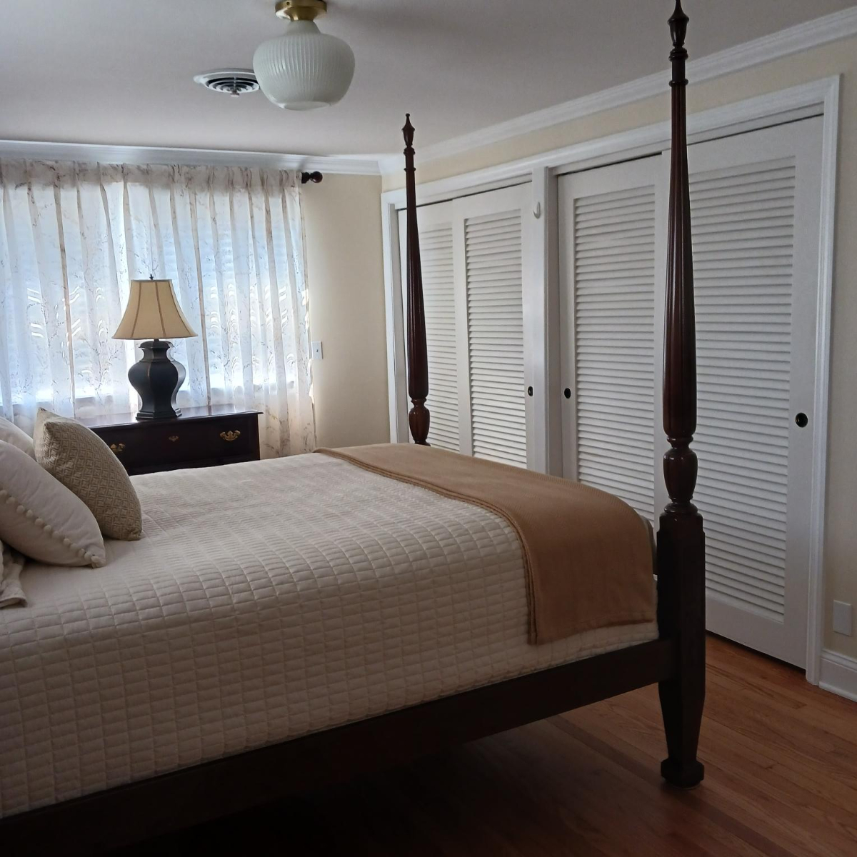 Spacious 4BR Home on Quiet Cul-de-Sac with Screened Porch - Photo 11