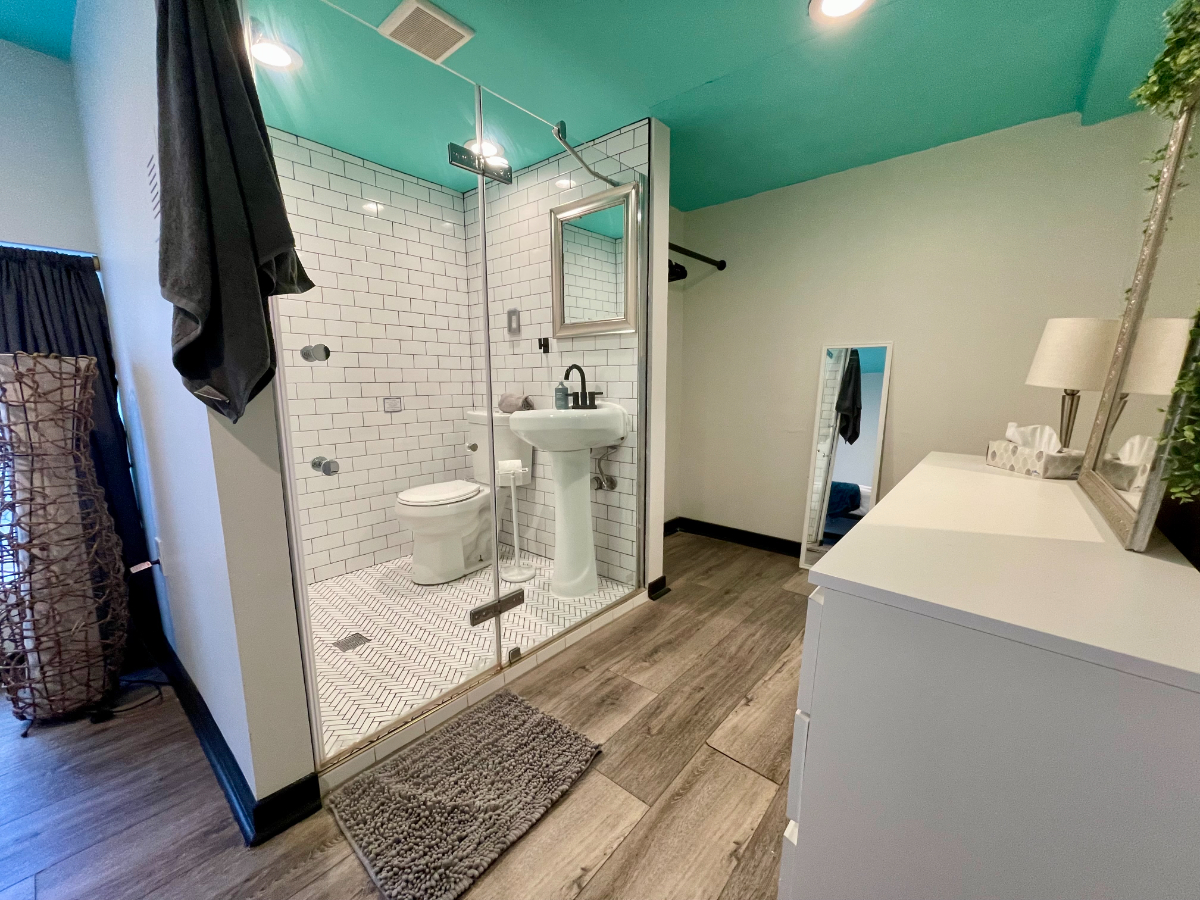 Private Room w/Attached Bath in a Shared Home - Photo 3