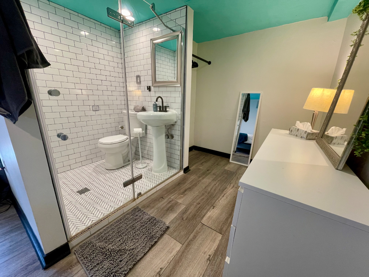 Private Room w/Attached Bath in a Shared Home - Photo 8