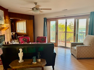 Beautiful Bayview Home - Photo 2