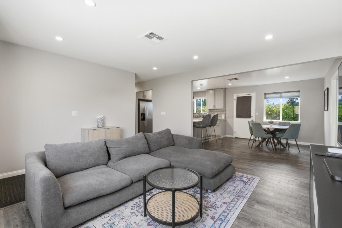 Fully Furnished 3BD/2BA House in Glassell Park Minutes to Glendale Memorial & Hollywood Presbyterian - Photo 4