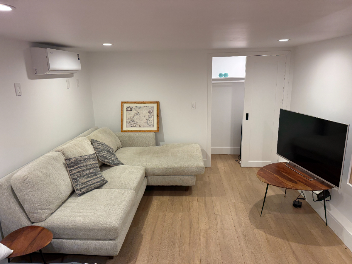 Private Hillside Studio With Patio Near Shops, Dining, And Everyday Essentials - Photo 3
