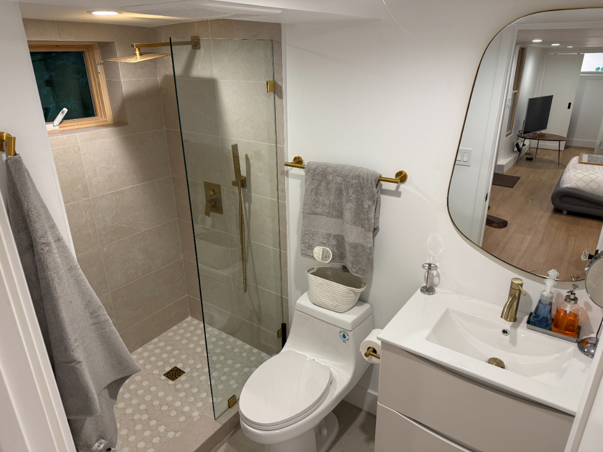 Private Hillside Studio With Patio Near Shops, Dining, And Everyday Essentials - Photo 4