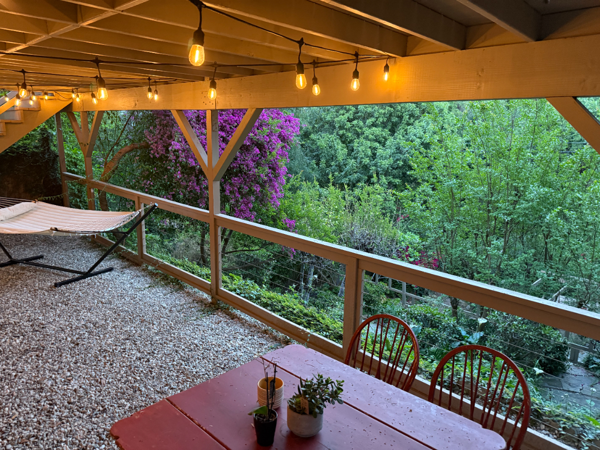 Private Hillside Studio With Patio Near Shops, Dining, And Everyday Essentials - Photo 2