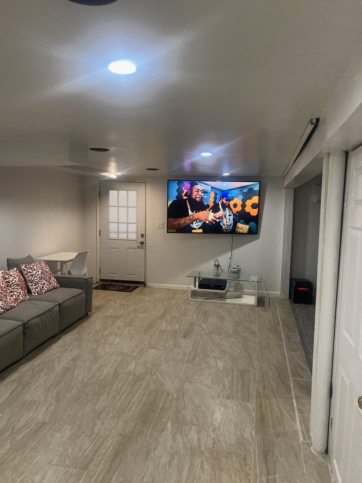 EXTRA LARGE 1BR/ STUDIO IN GATED COMMUNITY, MINS TO AIRPORT & MAJOR HOSPITALS - Photo 1