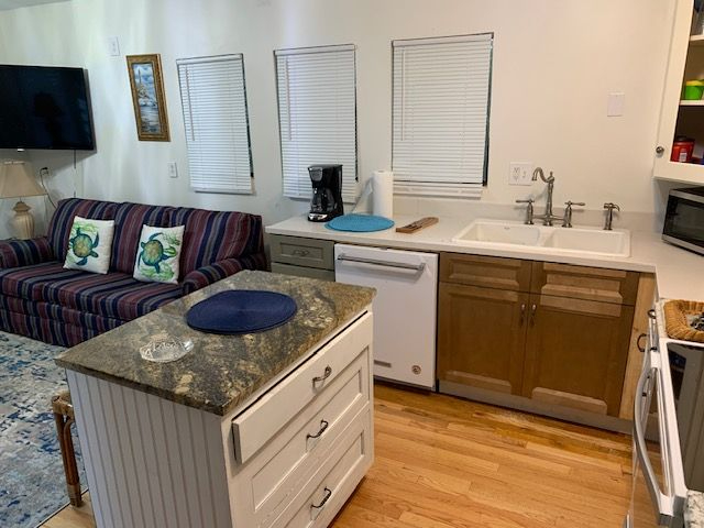 Elevated 1 bedroom 2 bath Apartment King bed 2 bath full kitchen and laundry in unit 3 minutes to be - Photo 6