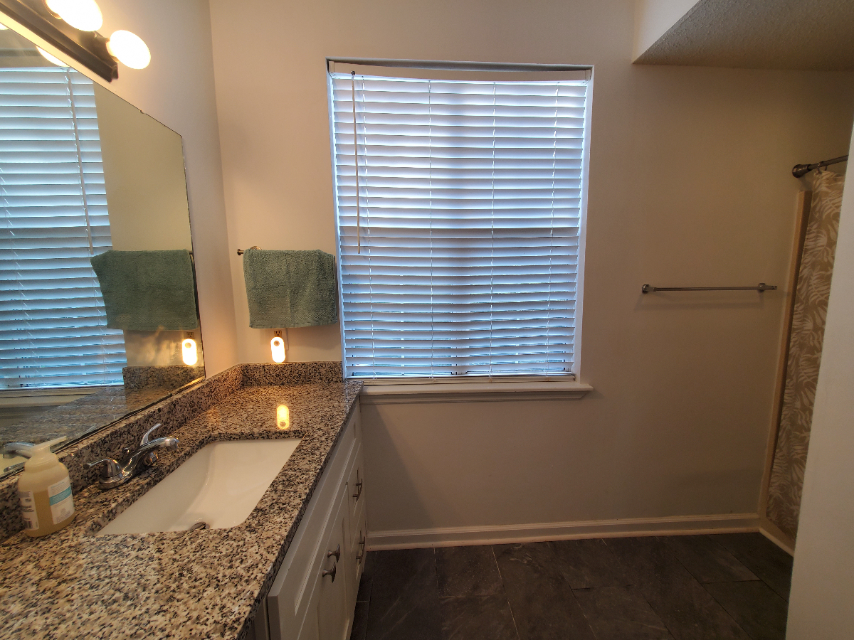 Spacious and Updated Condo Midtown - Photo 9