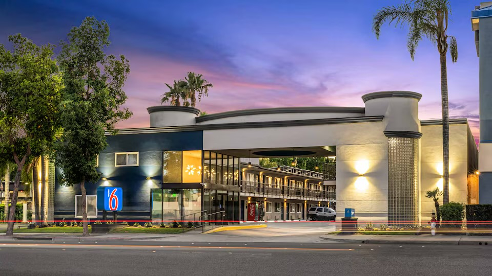 Motel 6 Anaheim Convention Center - Photo 2