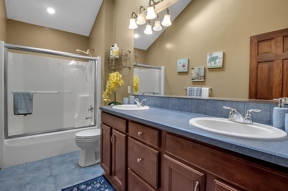 Lakefront Executive Home-Ideal for Insurance & Relocation Stays - Photo 10