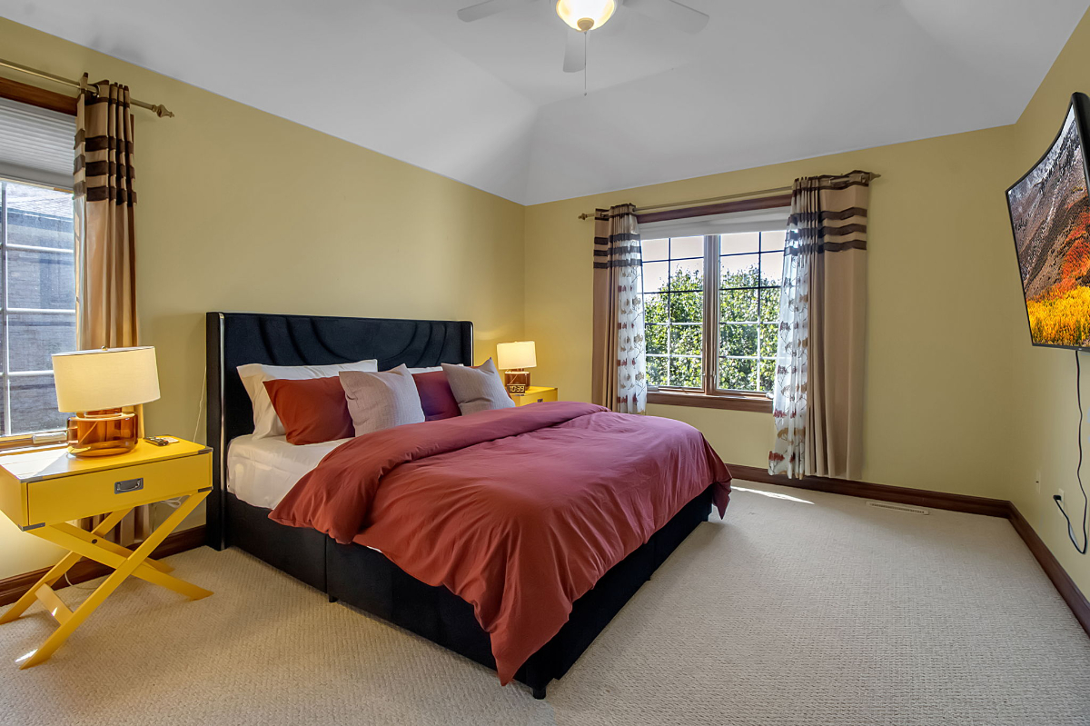 Lakefront Executive Home-Ideal for Insurance & Relocation Stays - Photo 7