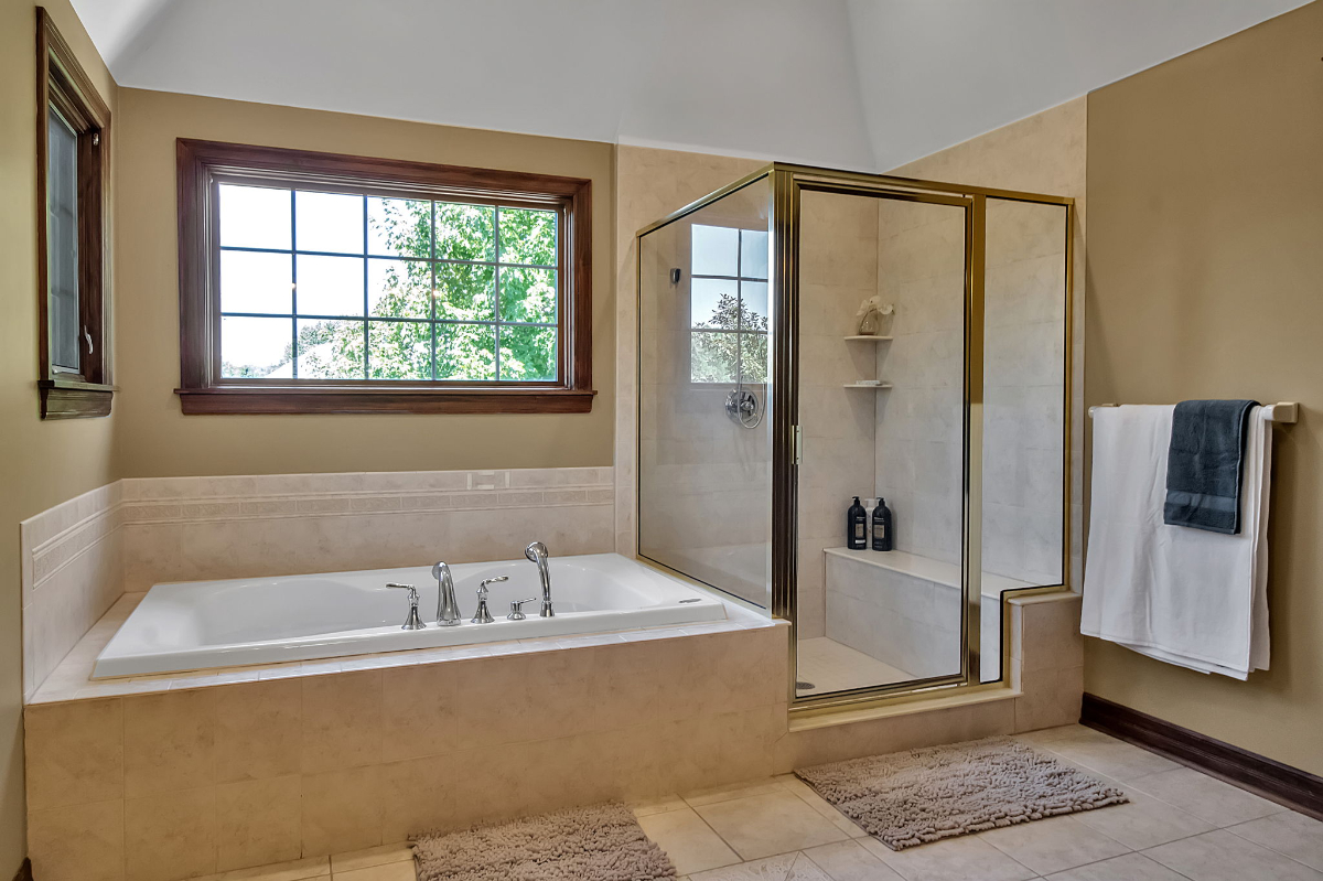 Lakefront Executive Home-Ideal for Insurance & Relocation Stays - Photo 11