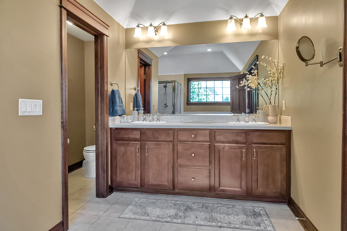 Lakefront Executive Home-Ideal for Insurance & Relocation Stays - Photo 12