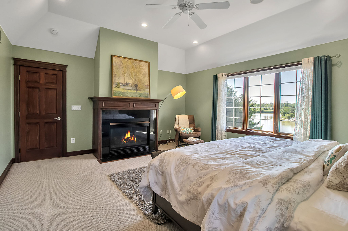 Lakefront Executive Home-Ideal for Insurance & Relocation Stays - Photo 4