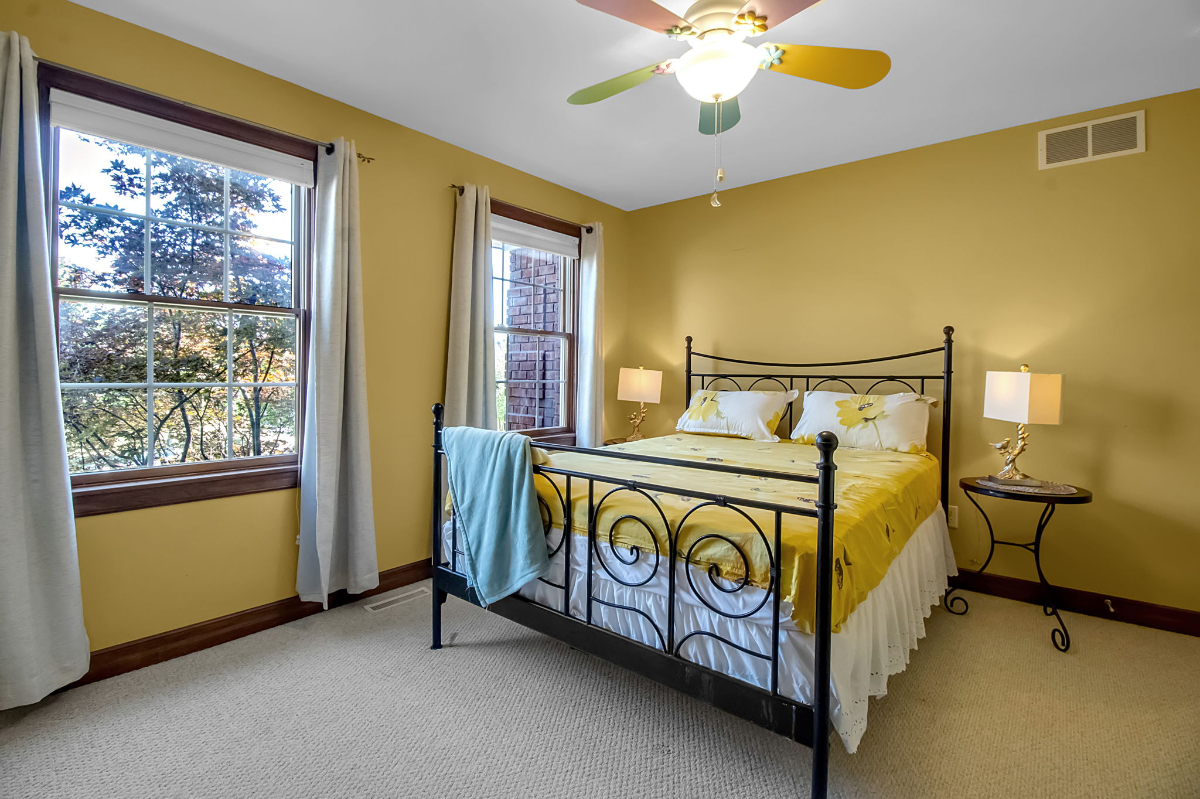 Lakefront Executive Home-Ideal for Insurance & Relocation Stays - Photo 8