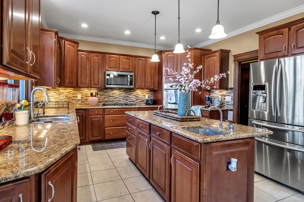 Lakefront Executive Home-Ideal for Insurance & Relocation Stays - Photo 3