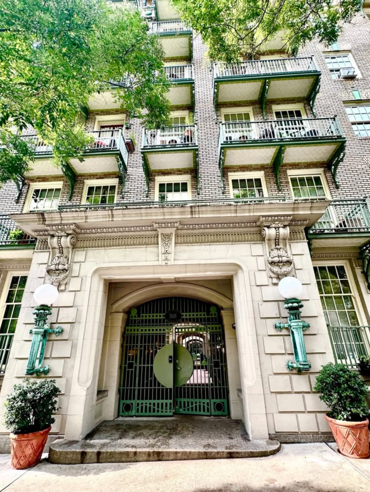 Beautiful Renovated Two-Bedroom at Upper East Side - Photo 11