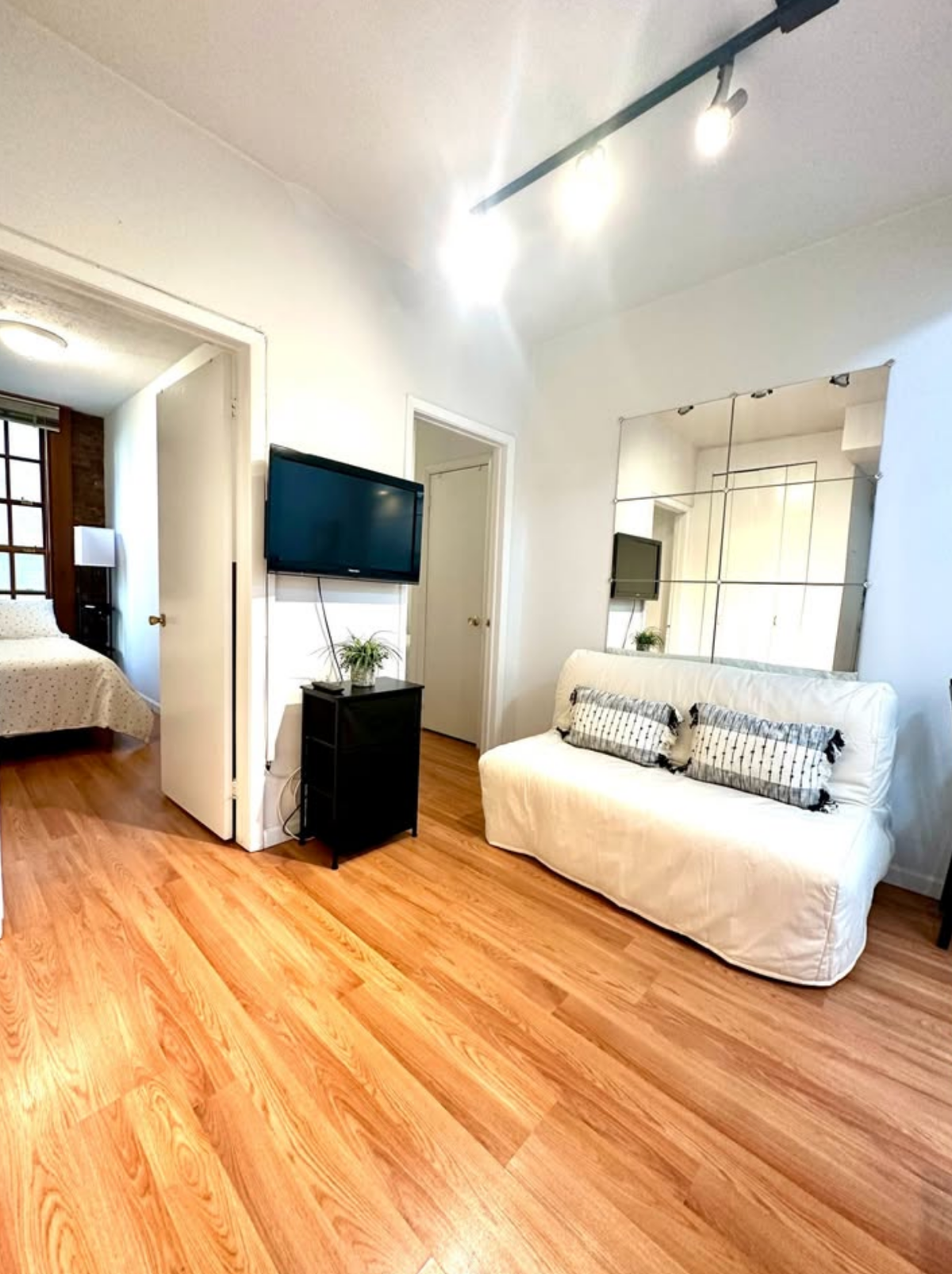 Beautiful Renovated Two-Bedroom at Upper East Side - Photo 3
